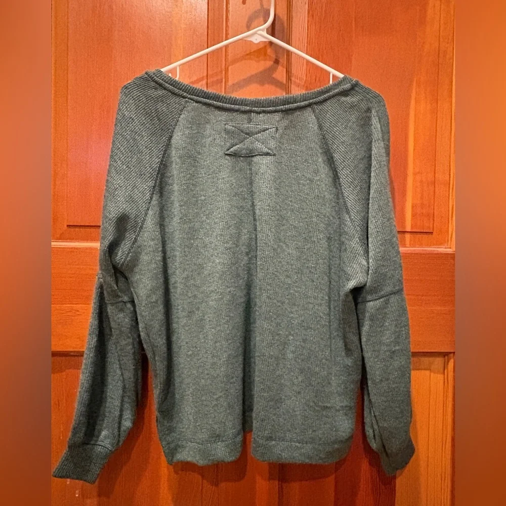 NWT Blu Pepper Split Neck Raglan Top - Picture 8 of 16